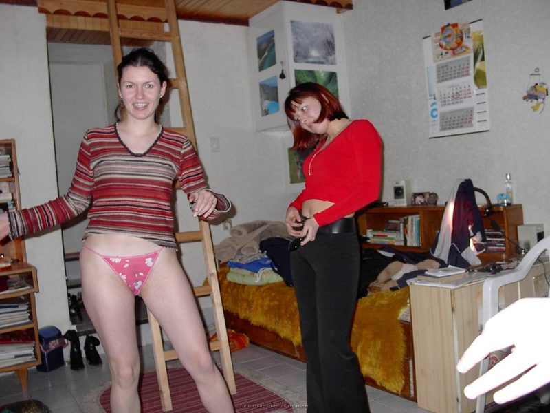 Три русских первокурсницы без юнцов обнажаются дома общаги