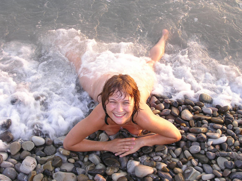 Голая Кристина играется в море