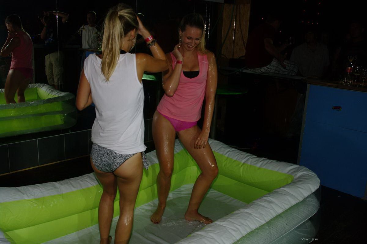 Пьяные девушки захотели конкурс сырых маек на вечеринке