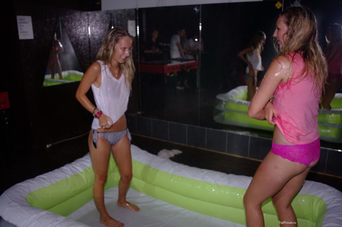 Пьяные девушки захотели конкурс сырых маек на вечеринке