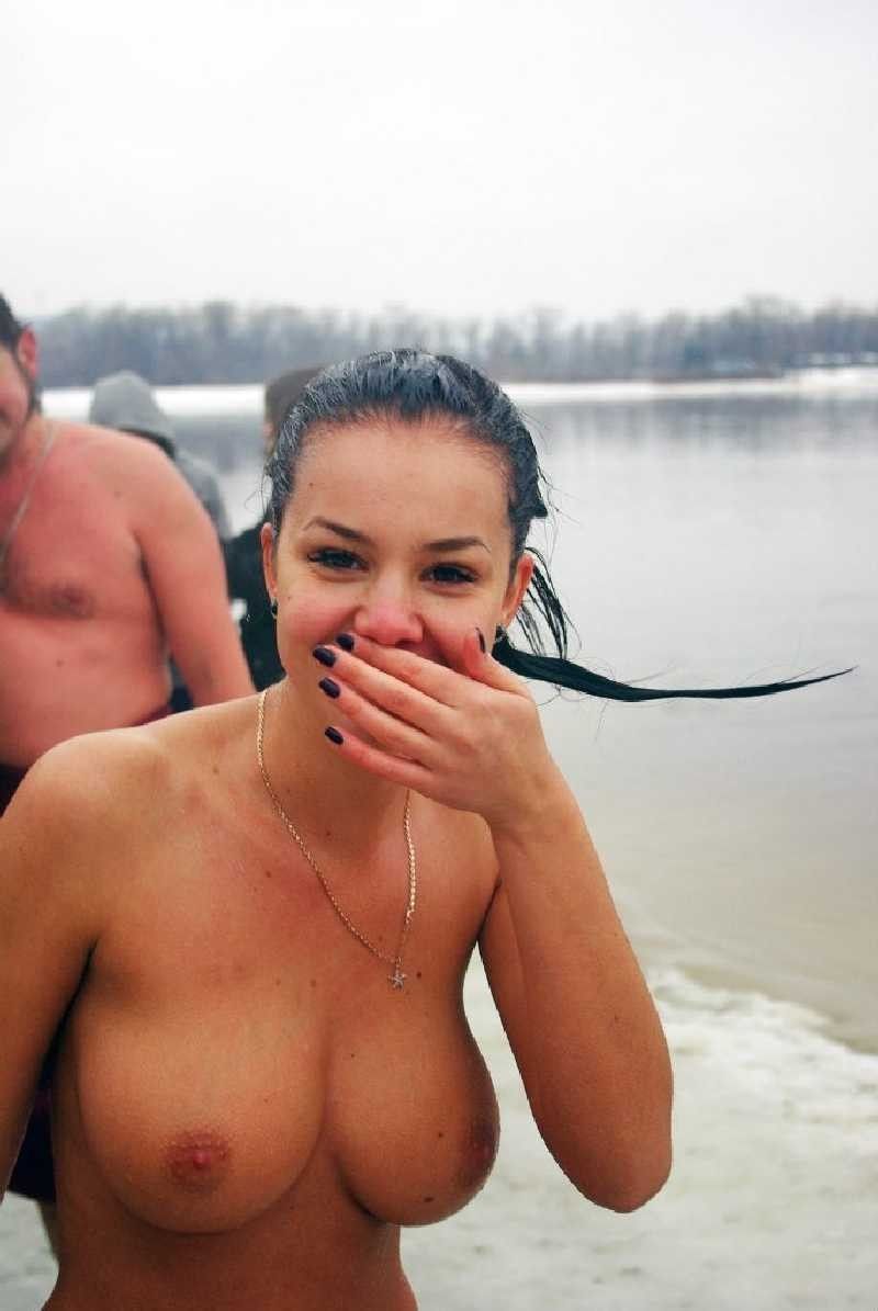 Развратные любительницы от 18 лет красуются голой грудью в сети