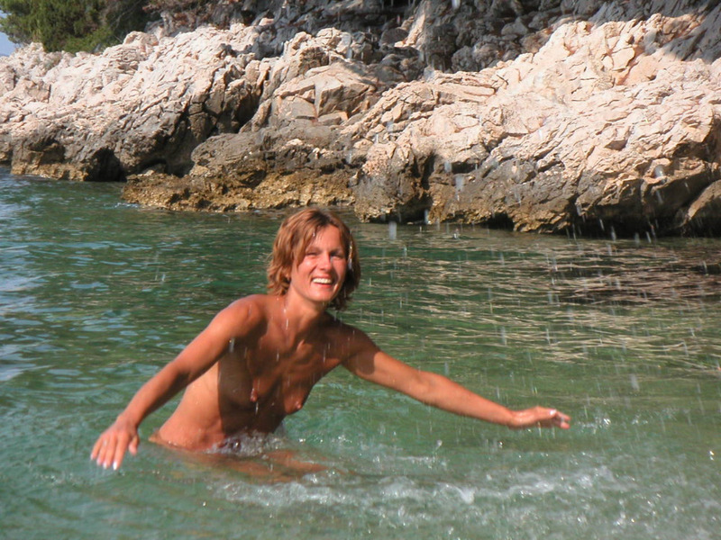 Спортивная женушка с плоской грудью купается на море голой
