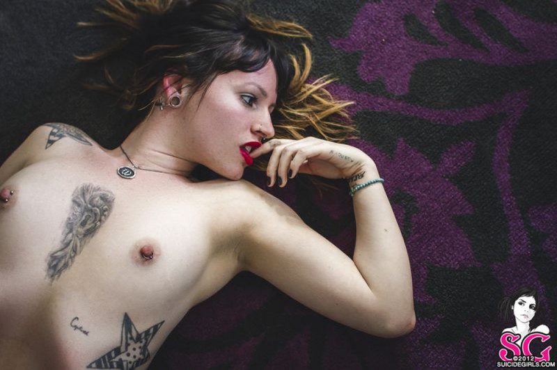 Гламурная неформалка выставляет напоказ татуировки