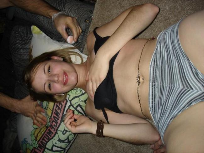 20-летние и пьяные барышни на вечеринке порнофото