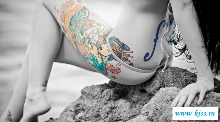 Обнаженные шлюшки манят своими татуировками - фото