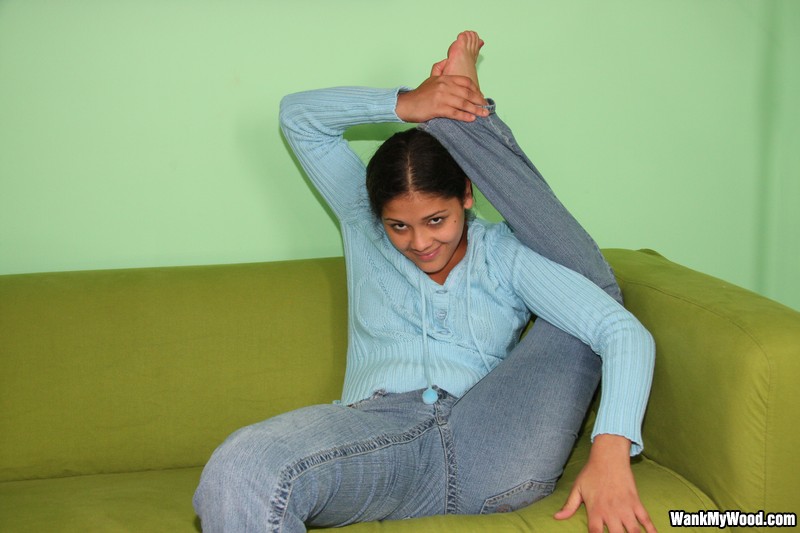 Гибкая латинская девушка с маленькими сосочками Gina Lopez стаскивает свои джинсы и тонги чтобы показать свою дырку